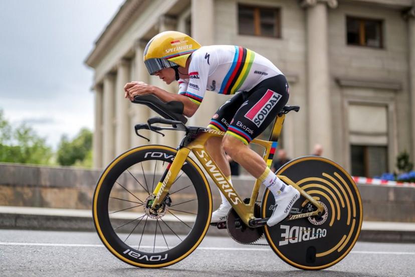 Belgium's Remco Evenepoel rides during the fifth stage of the Tour of Romandie UCI cycling World tour, 17.1 km loop from the start to the finish in Geneva on May 4, 2025.  Fabrice COFFRINI / AFP