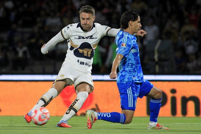 Pumas' Welsh midfielder #10 Aaron Ramsey and Tigres' midfielder #16 Diego Lainez fight for the ball during the Liga MX Apertura tournament football match between Pumas and Tigres at the Olimpico Universitario Stadium in Mexico City on September 20, 2025.  Victor Cruz / AFP