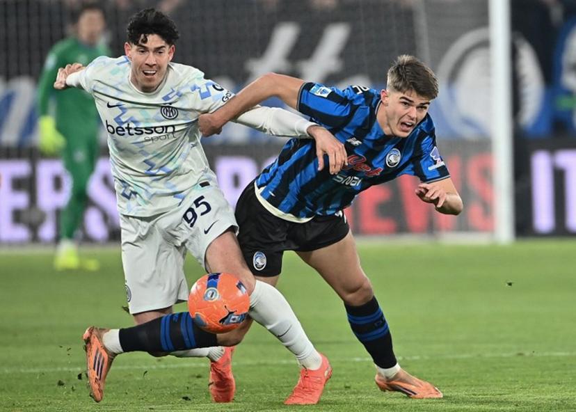Atalanta's Belgian forward #17 Charles De Ketelaere (R) fights for the ball with Inter Milan's Italian defender #95 Alessandro Bastioni (L) during the Italian Serie A football match between Atalanta and Inter Milan at the Bergamo stadium in Bergamo on December 28, 2025.  Isabella BONOTTO / AFP