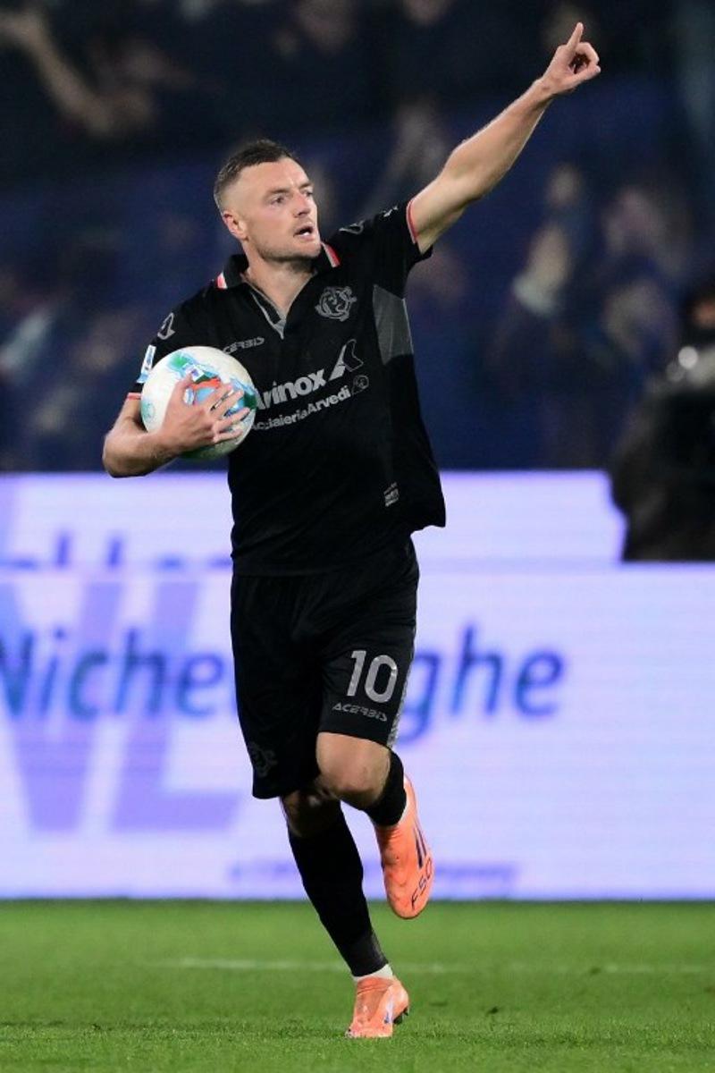Cremonese's British forward #10 Jamie Vardy celebrates after scoring a goal during the Italian Serie A football match between Cremonese and Juventus at the Giovanni Zini Stadium in Cremona on November 1, 2025.   MARCO BERTORELLO / AFP
