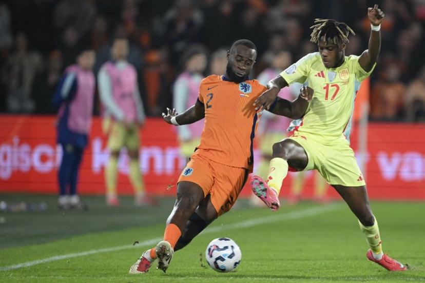 Netherlands' defender #02 Lutsharel Geertruida (L) fights for the ball with Spain's forward #17 Nico Williams (R) during the UEFA Nations League quarter-final first leg match between Netherlands and Spain at De Kuip stadium in Rotterdam, on March 20, 2025.  NICOLAS TUCAT / AFP