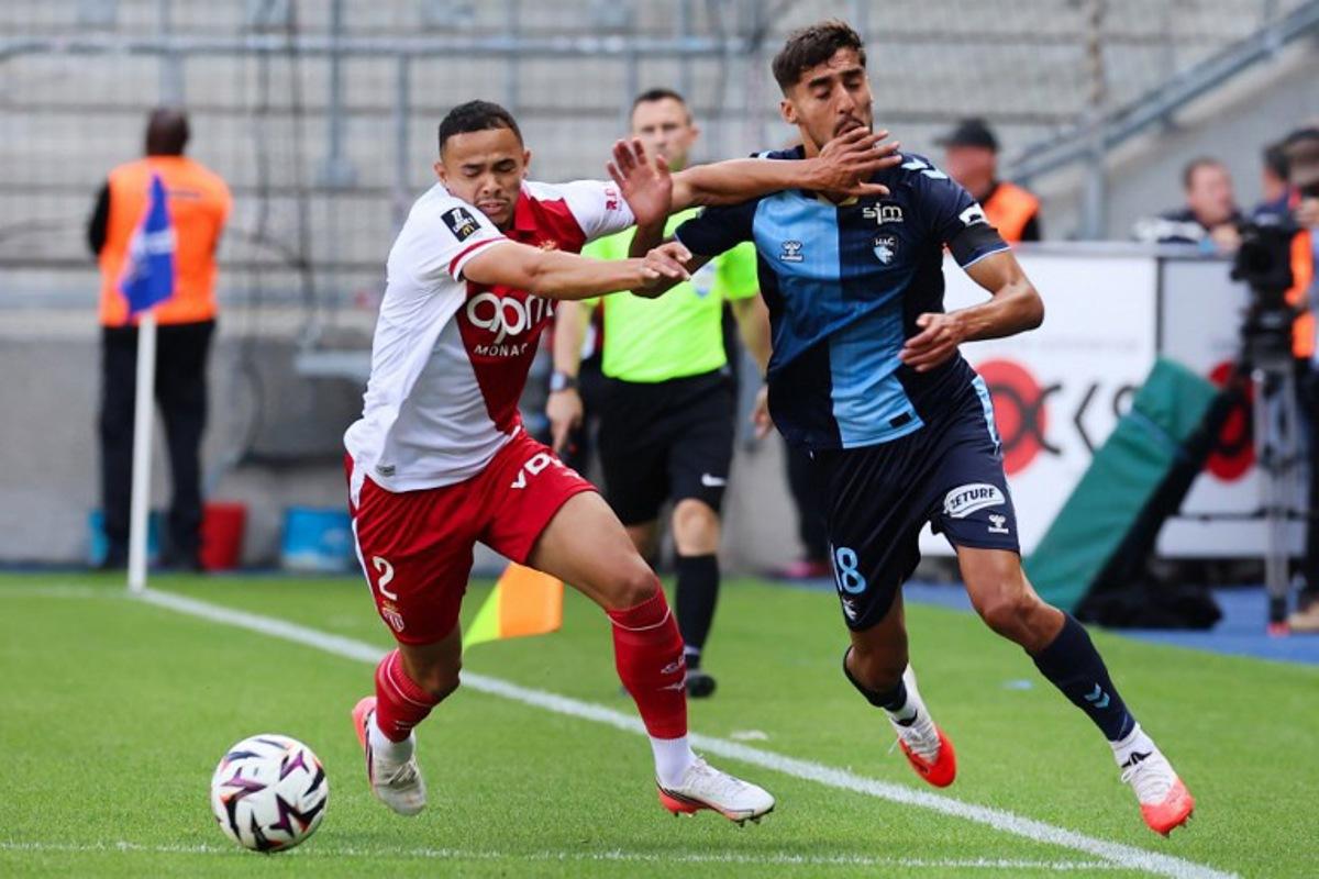 Le Havre's French defender #18 Yanis Zouaoui (R) fights for the ball with Monaco's Brazilian defender #02 Vanderson (L) during the French L1 football match between Le Havre AC and AS Monaco at the Stade Oceane in Le Havre, northwestern France on August 23, 2026.  Fred TANNEAU / AFP