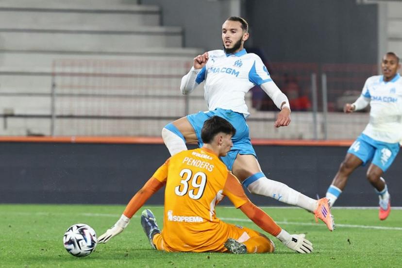 Strasbourg's Belgian goalkeeper #39 Mike Penders (DOWN) fights for the ball with  Marseille's Algerian forward #09 Amine Gouiri during the French L1 football match between RC Strasbourg Alsace and Olympique de Marseille (OM) at the Stade de la Meinau in Strasbourg, eastern France, on September 26, 2025.  Frederick FLORIN / AFP
