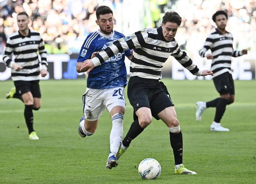 Juventus' Turkish forward #10 Kenan Yildiz (R) fights for the ball with Como's Croatian midfielder #20 Martin Baturina during the Italian Serie A football match between Juventus and Como at the Allianz stadium in Turin on February 21, 2026.  Isabella BONOTTO / AFP