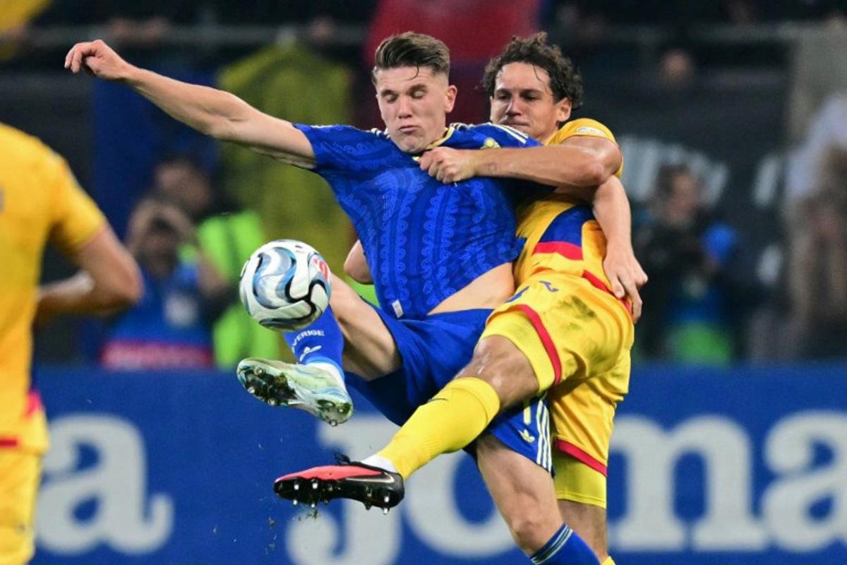 Sweden's forward #17 Viktor Gyokeres (L) and Romania's defender #03 Matei Cristian Ilie (R) vie for the ball during the UEFA Nations League Group B4 football match between Romania and Sweden in Bucharest on October 5, 2026. Daniel MIHAILESCU / AFP