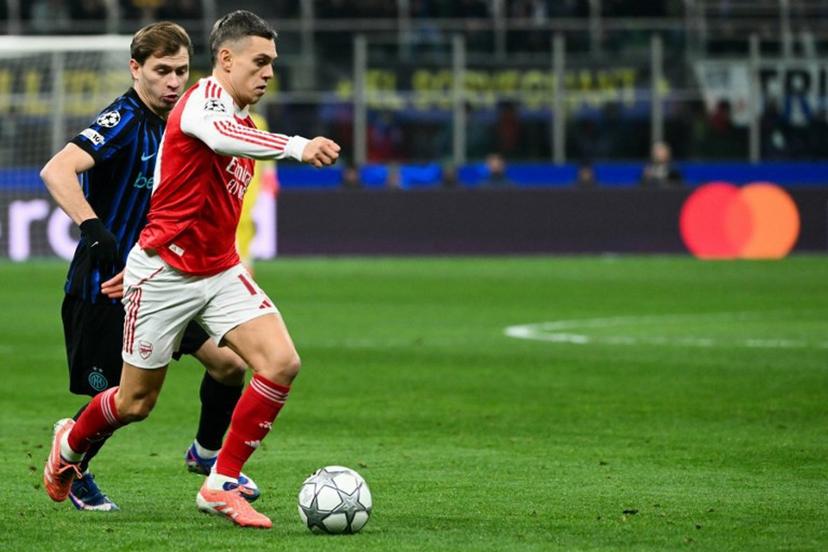 Inter Milan's Italian midfielder #23 Nicolo Barella (L) fights for the ball with Arsenal's Belgian midfielder #19 Leandro Trossard during the UEFA Champions League, league phase day 7, football match between Inter Milan and Arsenal at San Siro stadium in Milan, northern Italy, on January 20, 2026.   Alberto PIZZOLI / AFP