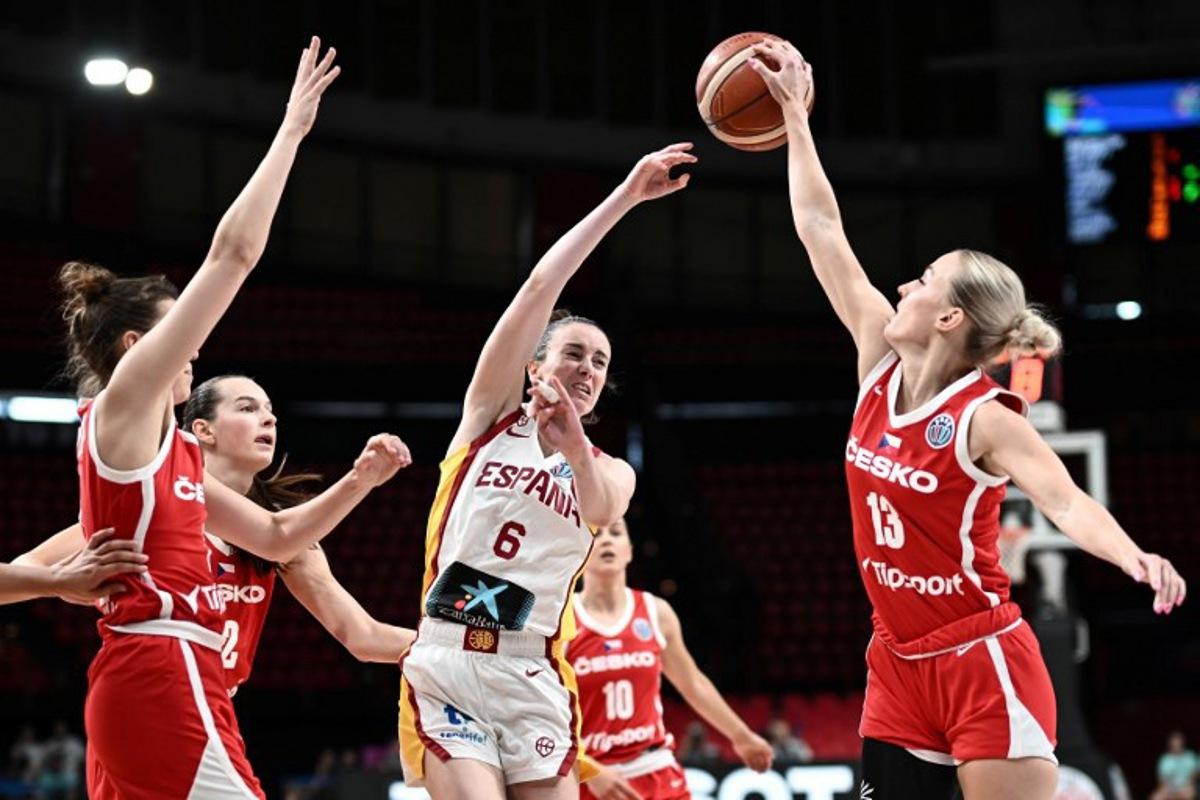 Spain's guard Aina Ayuso (C) fights for the ball with Czech Republic's shooting guard Petra Holesinska (R) during the FIBA Women's EuroBasket 2025 quarter-final match between Spain and Czech Republic at the Peace and Friendship Stadium in Piraeus near Athens on June 25, 2025.  Angelos Tzortzinis / AFP