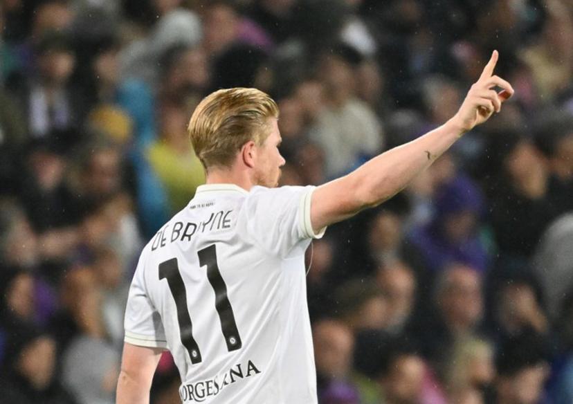 Napoli's Belgian midfielder #11 Kevin De Bruyne celebrates after scoring his team first goal during the Italian Serie A football match between ACF Fiorentina and Napoli at Artemio Franchi stadium, in Florence, on September 13, 2025.  Alberto PIZZOLI / AFP