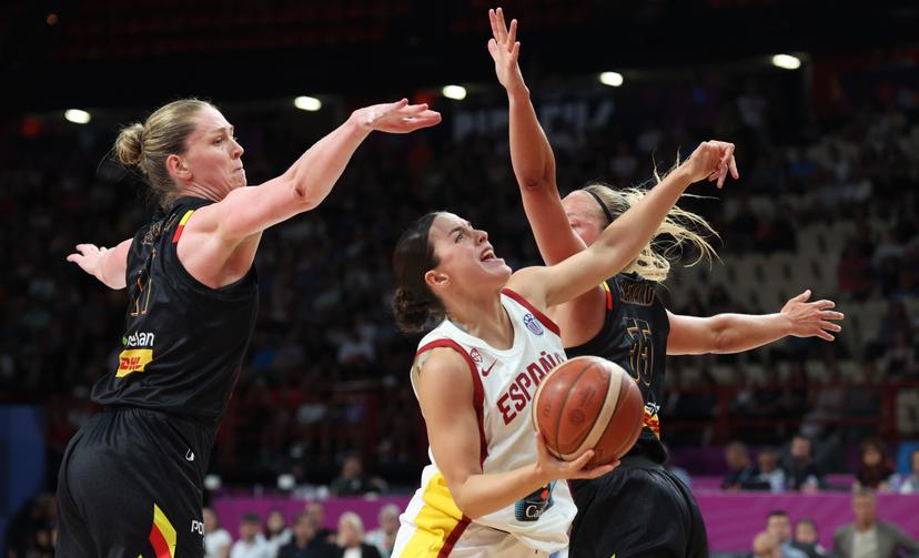 Belgium's Emma Meesseman, Spain's Elena Buenavida and Belgium's Julie Allemand fight for the ball during a basketball match between Spain and Belgian national team 'the Belgian Cats' on Sunday 29 June 2025 in Piraeus, Greece, the final of the FIBA Women's EuroBasket 2025. BELGA PHOTO VIRGINIE LEFOUR