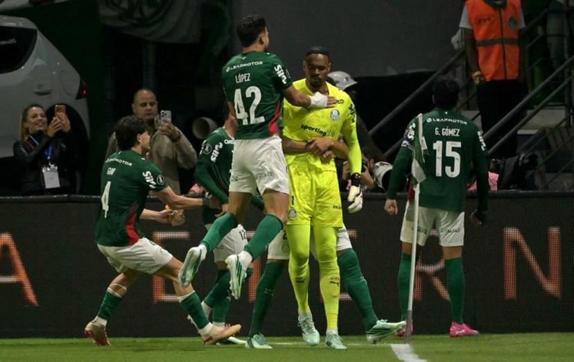 Palmeiras players celebrate after winning the Copa Libertadores semifinal second leg football match between Brazil's Palmeiras and Fluminense at the NuBank Parque stadium in Sao Paulo, Brazil, on October 21, 2026.  NELSON ALMEIDA / AFP
