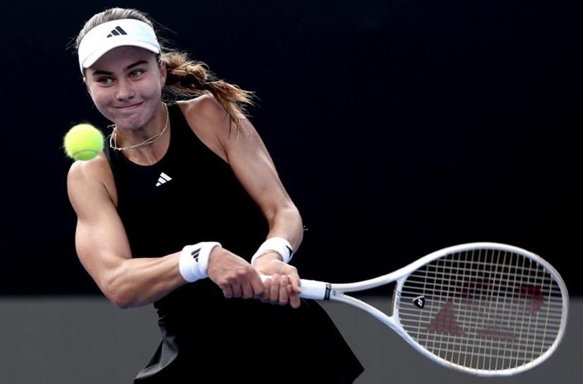 US' Iva Jovic returns the ball to Colombia's Emiliana Arango during the women's singles final match of the 2025 WTA Guadalajara Open in Zapopan, Mexico, on September 14, 2025.  ULISES RUIZ / AFP