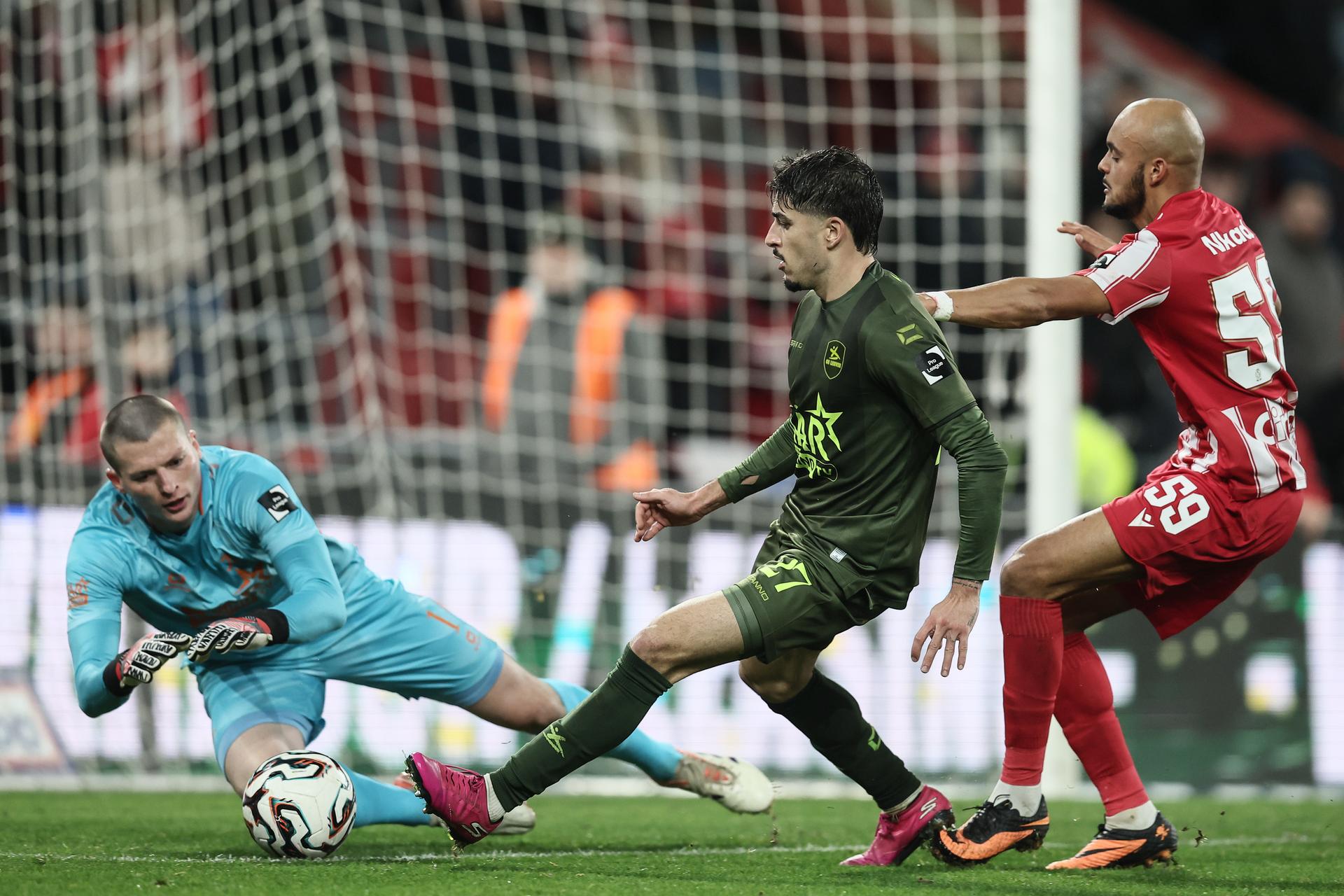 OHL's goalkeeper Tobe Leysen, OHL's Oscar Gil Regano and Standard's Timothe Nkada fight for the ball during a soccer match between Standard de Liege and Oud-Heverlee Leuven, Friday 12 December 2025 in Liege, on day 17 of the 2025-2026 'Jupiler Pro League' first division of the Belgian championship. BELGA PHOTO BRUNO FAHY