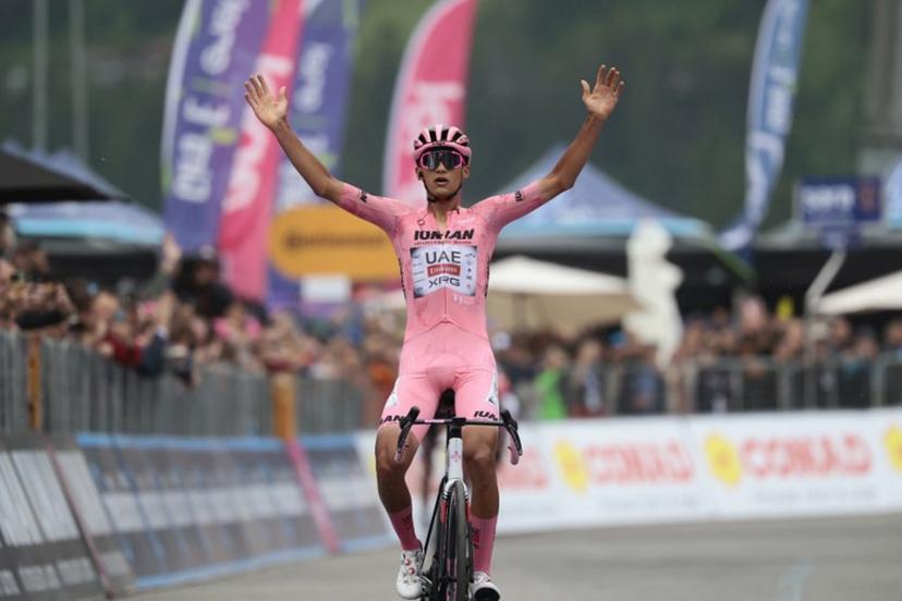 UAE Team Emirates XRG's Mexican rider Isaac Del Toro celebrates as he crosses the finish line to win the 17th stage of the 108th Giro d'Italia cycling race, 155kms from San Michele all'Adige to Bormio, on May 28, 2025.  Luca Bettini / AFP