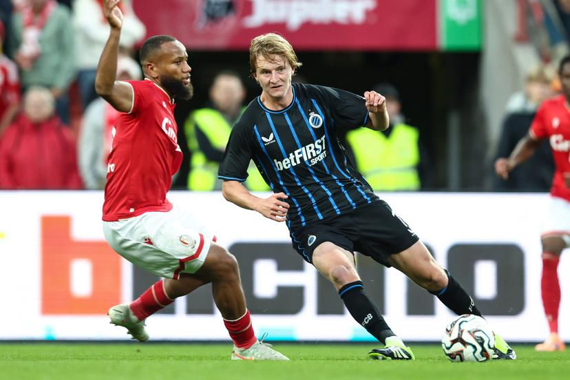 Standard's Marco Ilaimaharitra and Club's Cisse Sandra fight for the ball during a soccer match between Standard de Liege and Club Brugge, Saturday 27 September 2025 in Liege, on day 9 of the 2025-2026 'Jupiler Pro League' first division of the Belgian championship. BELGA PHOTO BRUNO FAHY