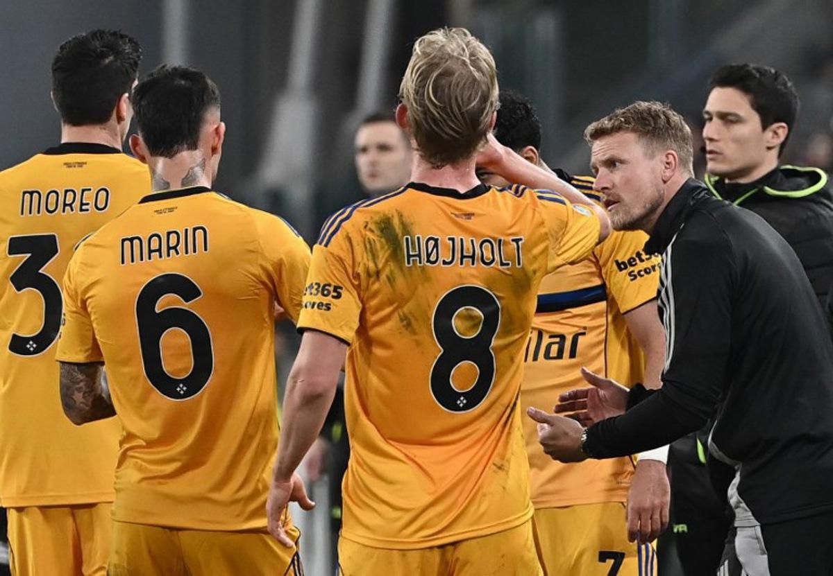 Pisa's Swedish head coach Oscar Hiljemark (R) instructs his players during the Italian Serie A football match between Juventus and Pisa at the Allianz Stadium in Turin, northern Italy, on March 7, 2026.  Isabella BONOTTO / AFP