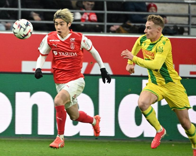Reims' Japanese forward #07 Junya Ito (L) fights for the ball with Nantes' French defender #03 Nicolas Cozza (R) during the French L1 football match between Stade de Reims and FC Nantes at Stade Auguste-Delaune in Reims, northern France, on February 2, 2025.  FRANCOIS NASCIMBENI / AFP