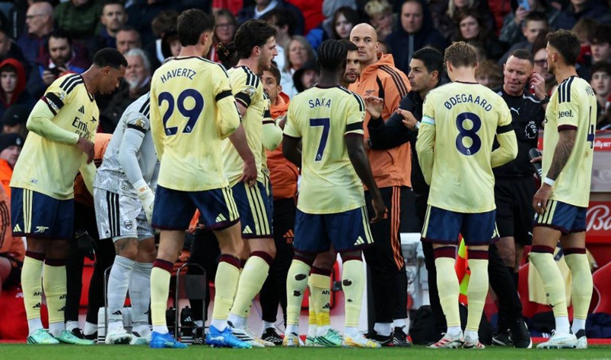 Arsenal's Spanish manager Mikel Arteta (4R) gives a teamtalk during the English Premier League football match between Nottingham Forest and Arsenal at The City Ground in Nottingham, central England, on October 18, 2026.  Darren Staples / AFP