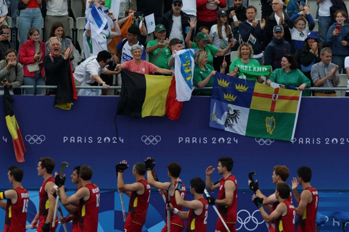Belgium's players greet the fans after the men's pool B field hockey match between Belgium and Ireland during the Paris 2024 Olympic Games at the Yves-du-Manoir Stadium in Colombes on July 27, 2024.  Ahmad GHARABLI / AFP