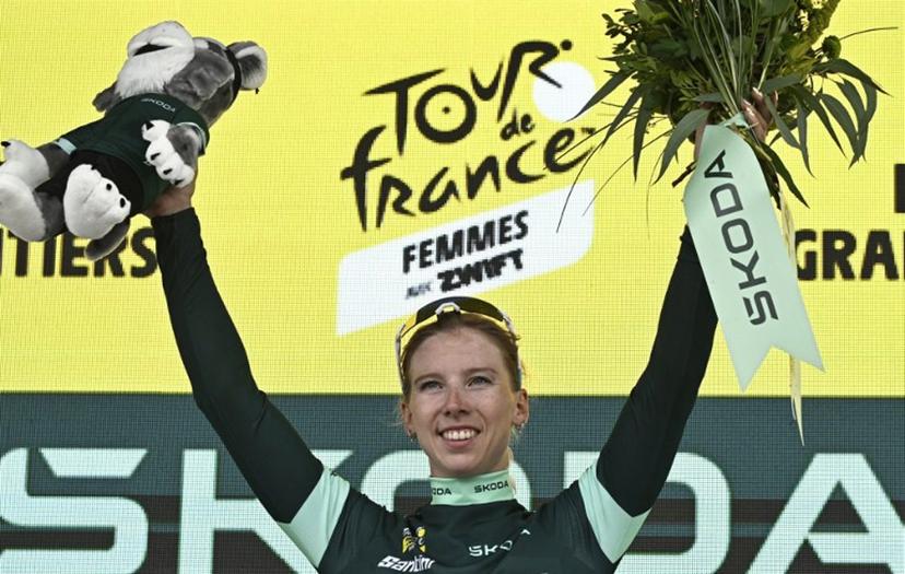 Team SD Worx - Protime's Dutch rider Lorena Wiebes celebrates her green jersey of best sprinter on the podium the 4th stage (out of 9) of the fourth edition of the Women's Tour de France cycling race, 130.7 km from Saumur to Poitiers, in Poitiers, western France on July 29, 2025.  JULIEN DE ROSA / AFP