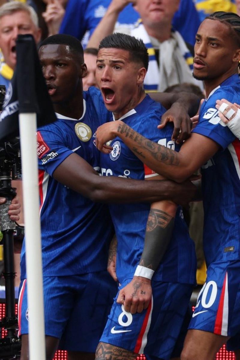 Chelsea's Argentinian midfielder #08 Enzo Fernandez (C) celebrates with teammates after scoring the opening goal of the English FA Cup semi final football match between Chelsea and Leeds United at Wembley stadium in London, on April 26, 2026.  Adrian Dennis / AFP
