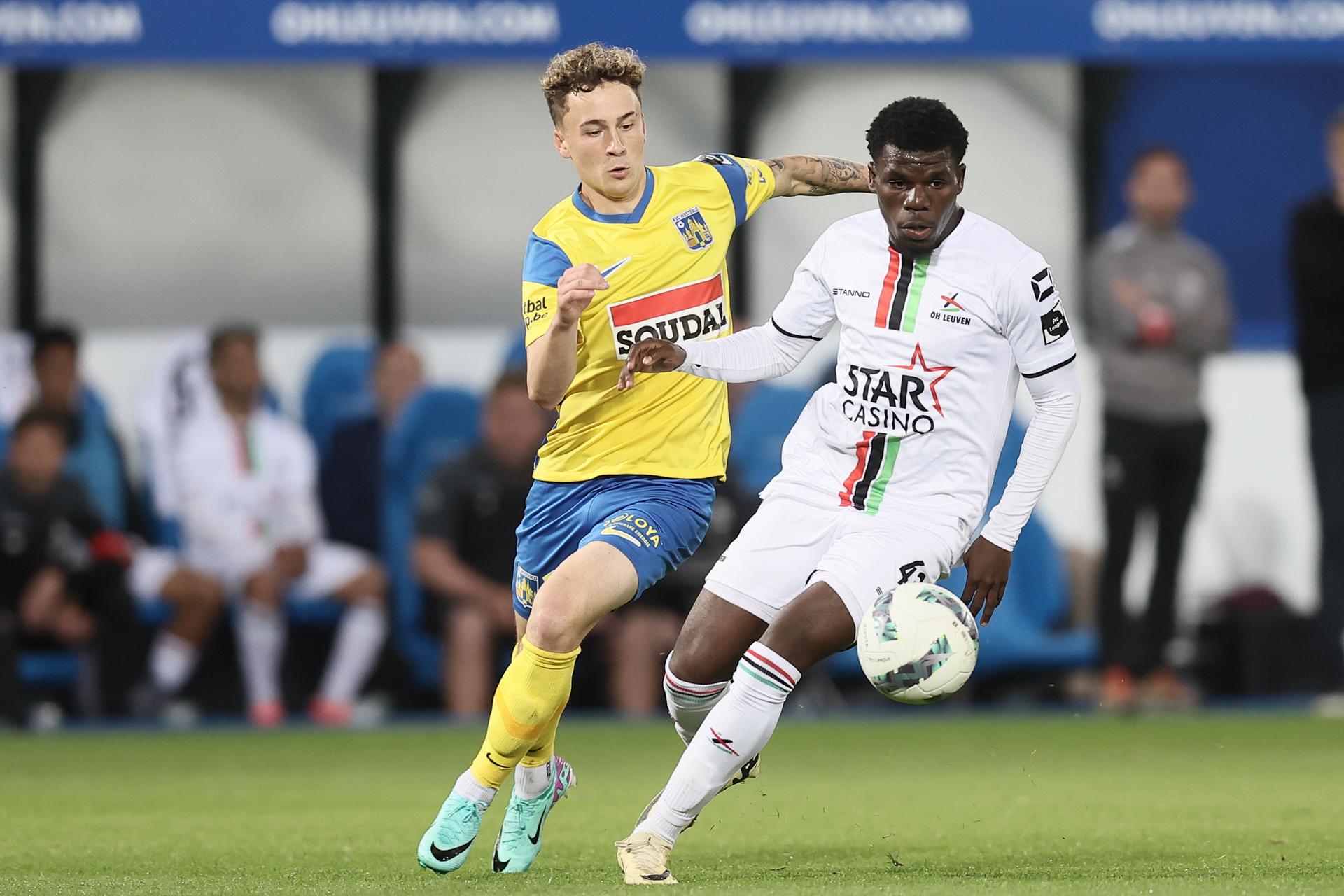 Westerlo's Griffin Yow and OHL's Nachon Nsingi fight for the ball during a soccer match between Oud-Heverlee Leuven and KVC Westerlo, Saturday 25 May 2024 in Leuven, on day 10 (out of 10), the last day of the Europe Play-offs of the 2023-2024 'Jupiler Pro League' first division of the Belgian championship. BELGA PHOTO BRUNO FAHY