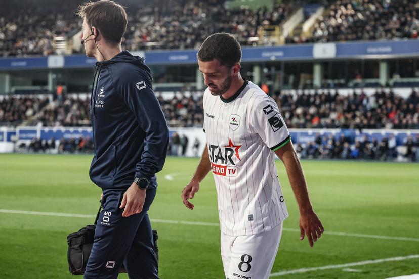OHL's Siebe Schrijvers leaves the pitch after being injured during a soccer match between Oud-Heverlee Leuven and Club Brugge, Saturday 18 October 2025 in Leuven, on day 11 of the 2025-2026 'Jupiler Pro League' first division of the Belgian championship. BELGA PHOTO BRUNO FAHY