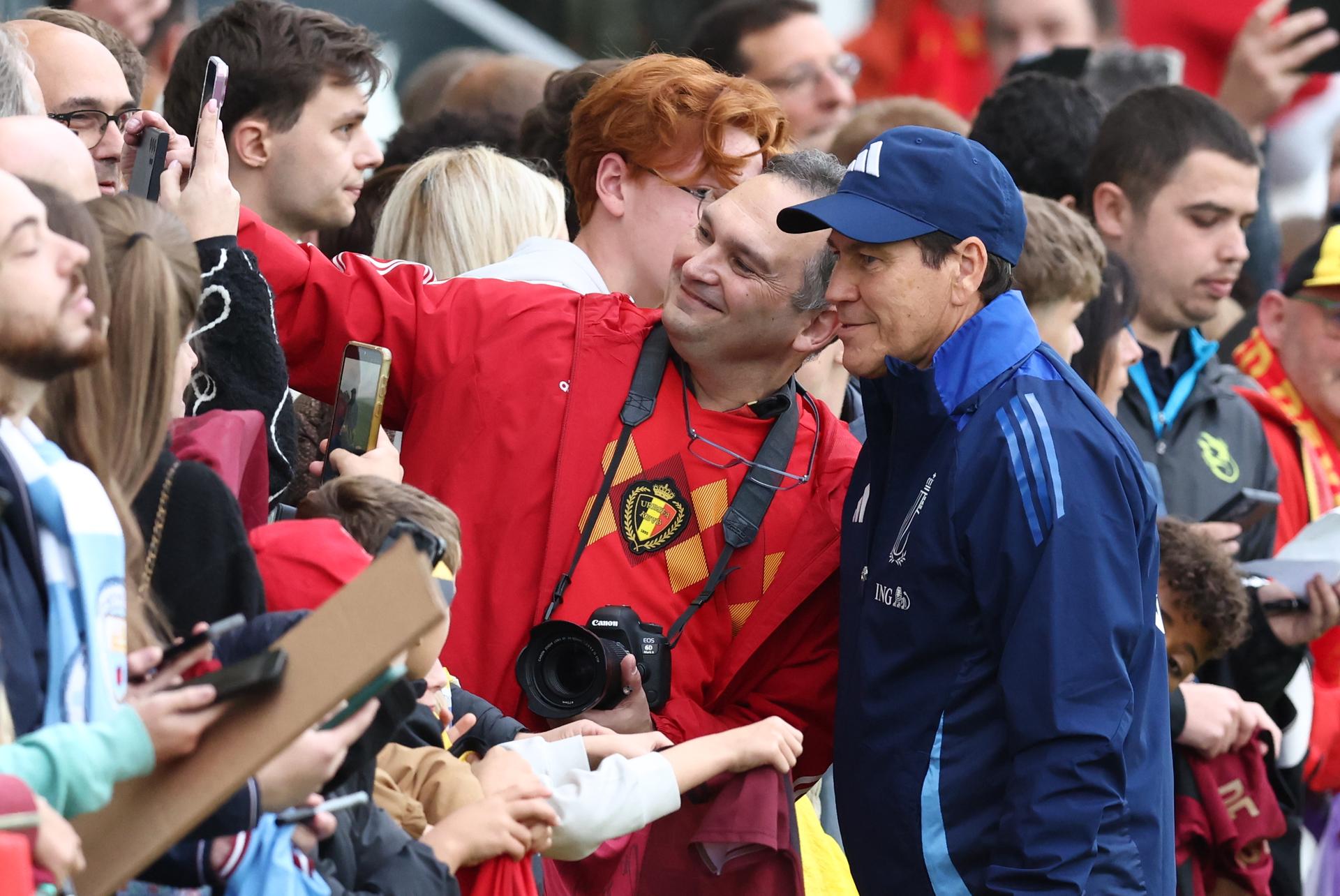 Belgium's head coach Rudi Garcia poses for a selfie with fans during an open training session of the Red Devils, the Belgian national soccer team, at the Proximus Basecamp in Tubize, Monday 06 October 2025. The team is preparing for the matches against North Macedonia (10/10) and Wales (13/10). BELGA PHOTO BRUNO FAHY