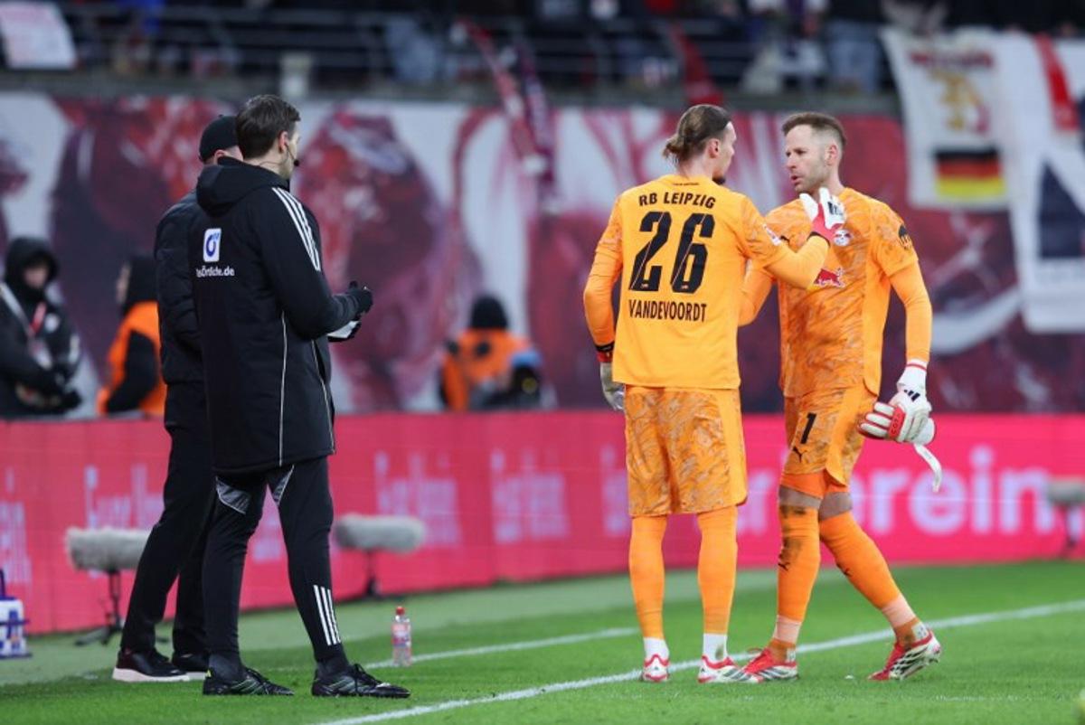 Leipzig's Hungarian goalkeeper #01 Peter Gulacsi leaves the pitch after injury and is substituted by Leipzig's Belgian goalkeeper #26 Maarten Vandevoordt during the Bundesliga football match between RB Leipzig and VfL Wolfsburg in Leipzig, eastern Germany, on february 15, 2026.  Ronny HARTMANN / AFP