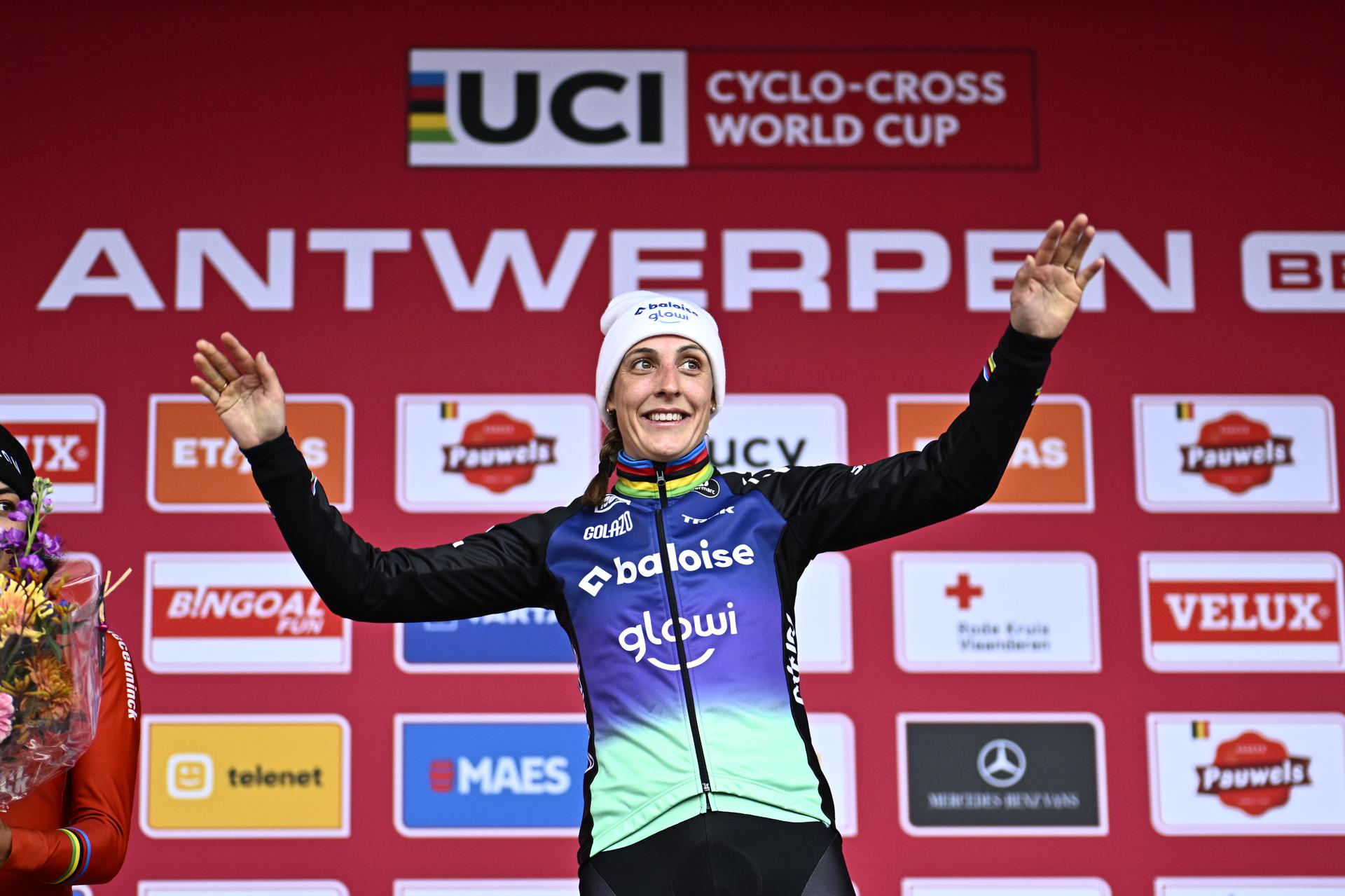 Dutch Lucinda Brand pictured on the podium after winning the women's elite race of the World Cup cyclocross cycling event in Antwerp on Saturday 20 December 2025, the fifth stage (out of 12) of the UCI World Cup competition. BELGA PHOTO JASPER JACOBS