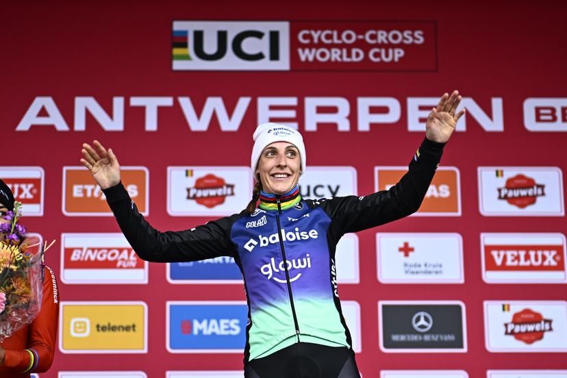 Dutch Lucinda Brand pictured on the podium after winning the women's elite race of the World Cup cyclocross cycling event in Antwerp on Saturday 20 December 2025, the fifth stage (out of 12) of the UCI World Cup competition. BELGA PHOTO JASPER JACOBS