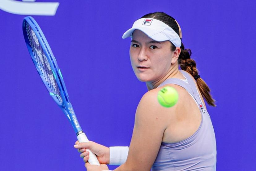 New Zealand´s Lulu Sun hits a return to USA´s Caty McNally during their women's singles quarterfinal match at the Guangzhou Open tennis tournament in Guangzhou， China's southern Guangdong province on October 24, 2025.  STR / AFP