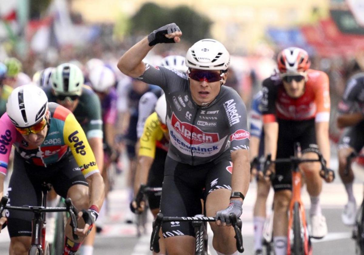 Team Alpecin's Belgian rider Jasper Philipsen (C) celebrates crossing first the finish line during the 8th stage of the Vuelta a Espana, a 158 km race between Monzon Templario and Zaragoza, on August 30, 2025.    Josep LAGO / AFP