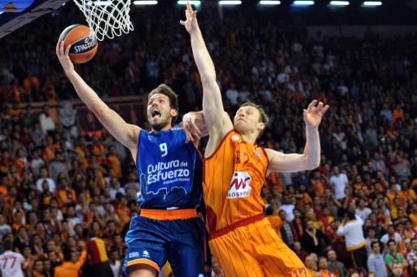 Valencia's Belgian guard Sam Van Rossom (L) vies for the ball with Galatasaray's Turkish forward Kerem Gonlum (R) during the Euroleague group D basketball match Galatasaray vs Valencia at the Abdi Ipekci Arena on October 23, 2014 in istanbul. AFP PHOTO / OZAN KOSE
