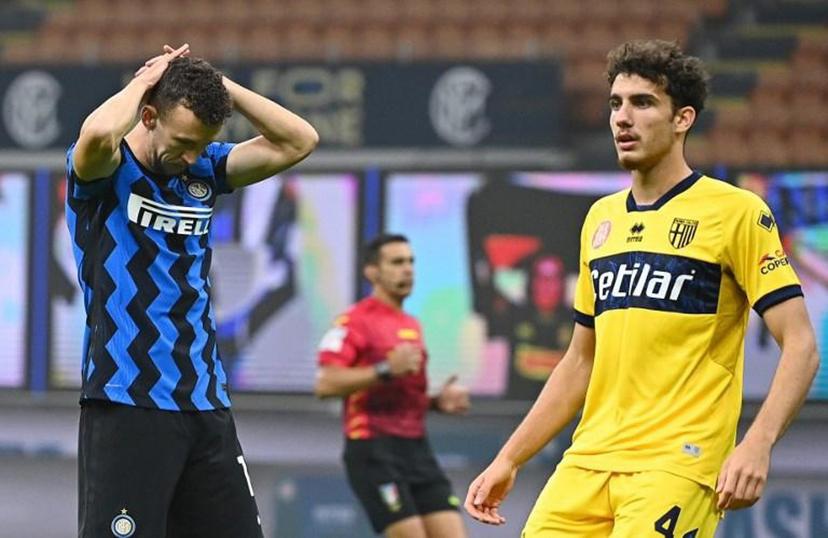 Inter Milan's Croatian midfielder Ivan Perisic (L) reacts after missing a chance as Parma's Hungarian defender Botond Balogh (R) looks on during the Italian Serie A football match between Inter Milan and Parma at The Meazza Stadium in Milan on October 31, 2020.   Vincenzo PINTO / AFP