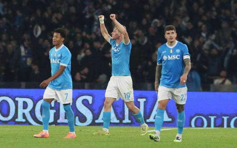Napoli's Danish forward #19 Rasmus Hojlund (C) celebrates with teammates after scoring his team's second goal during the Italian Serie A football match between SSC Napoli and Juventus FC at the Diego Armando Maradona Stadium in Naples, on December 7, 2025.  CARLO HERMANN / AFP