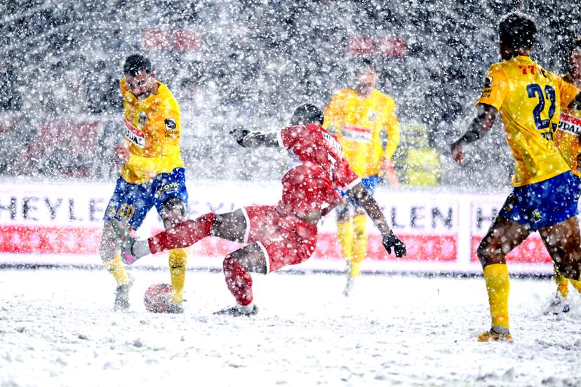 Westerlo's Emin Bayram and Antwerp's Gyrano Kerk pictured in action during a soccer match between Royal Antwerp FC and Sporting Charleroi, Sunday 15 February 2026 in Antwerp, on day 25 of the 2025-2026 'Jupiler Pro League' first division of the Belgian championship. BELGA PHOTO TOM GOYVAERTS