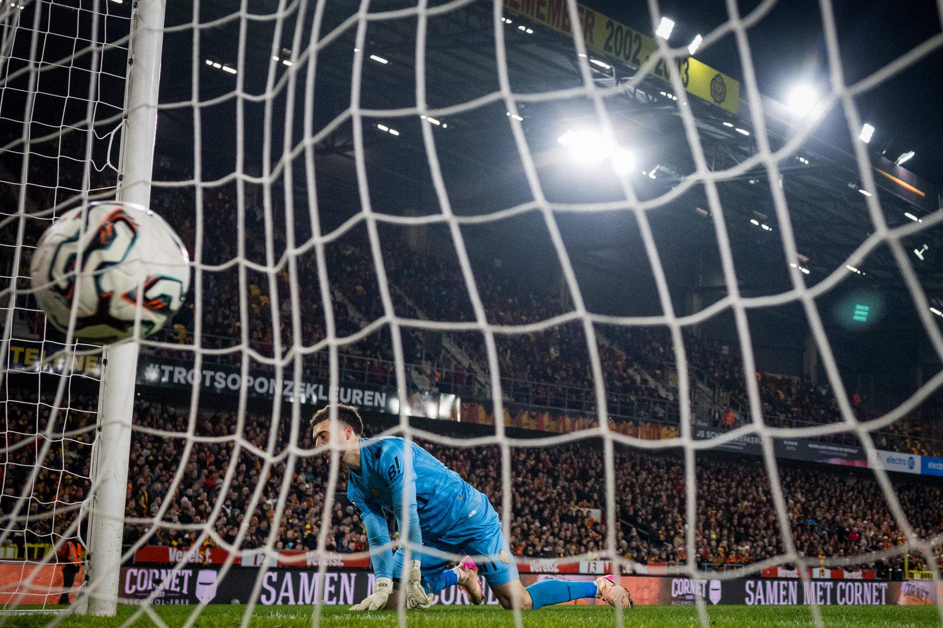 Mechelen's goalkeeper Nacho Miras pictured in action during a soccer match between KV Mechelen and FCV Dender EH, Saturday 27 December 2025 in Mechelen, on day 20 of the 2025-2026 'Jupiler Pro League' first division of the Belgian championship. BELGA PHOTO JASPER JACOBS
