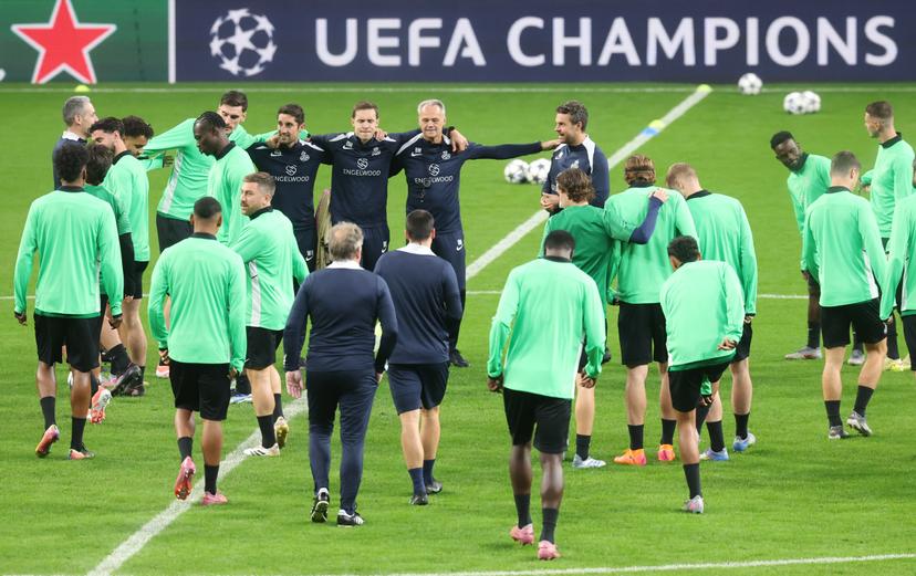 Union's head coach David Hubert talks to his players during a training session of Belgian soccer team Royale Union Saint-Gilloise in Madrid, Spain, on Monday 03 November 2025. The team prepares for tomorrow's match against Spanish Club Atletico Madrid, on the day 4 of the League phase of the UEFA Champions League tournament. BELGA PHOTO VIRGINIE LEFOUR