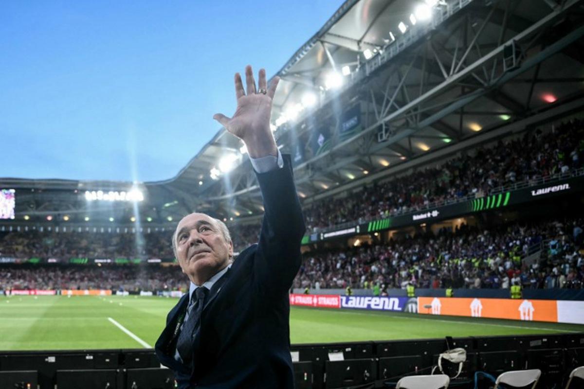 ACF Fiorentina's President Rocco Commisso waves to supporters ahead of the UEFA Europa Conference League final football match between Olympiakos and Fiorentina on May 29, 2024 at the AEK Arena in Athens.  Angelos Tzortzinis / AFP