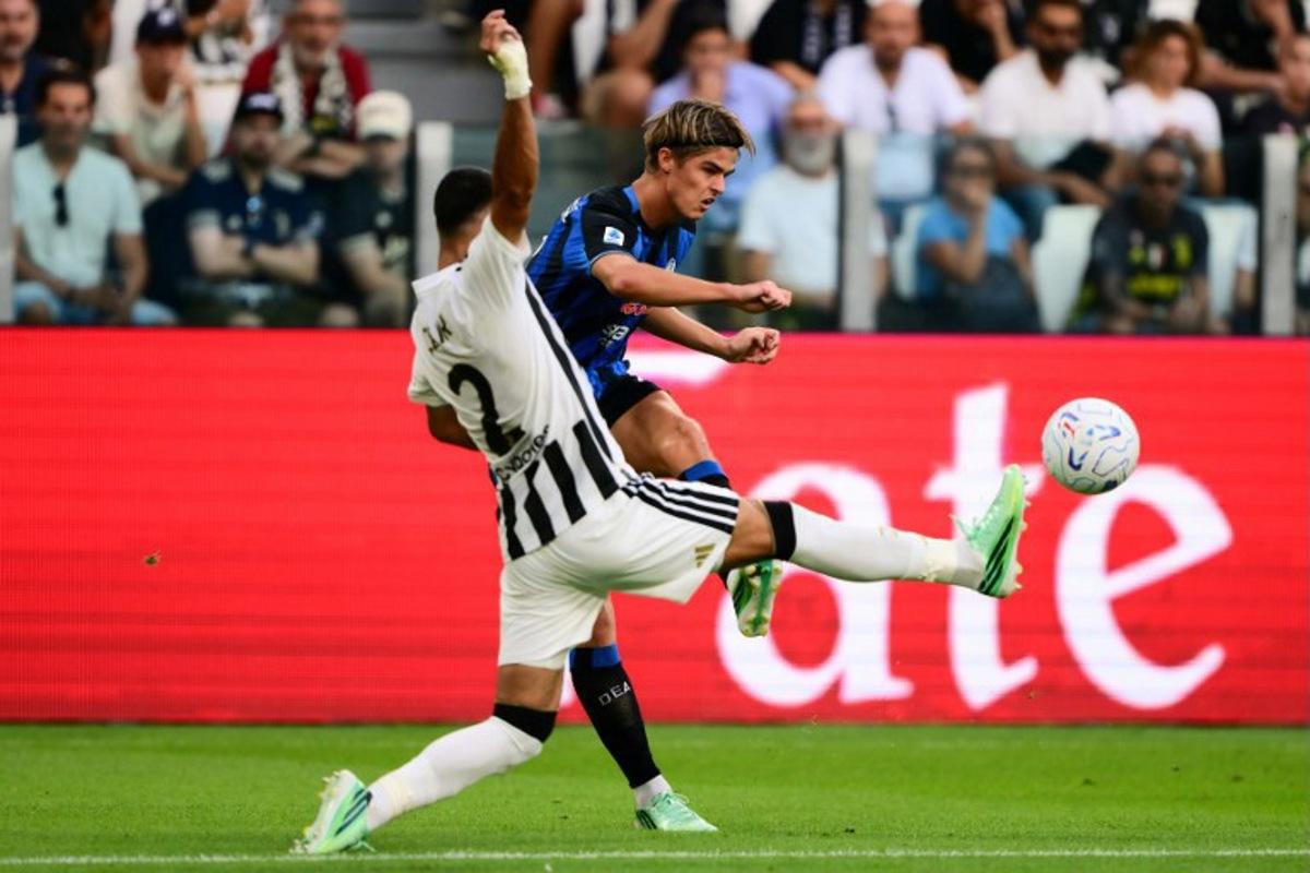 Atalanta's Belgian forward #17 Charles De Ketelaere (rear) fights for the ball with Juventus' Turkish defender #2 Zeki Celik during the Italian Serie A football match between Juventus and Atalanta at the Allianz stadium in Turin, on September 20, 2026.  Marco Bertorello / AFP