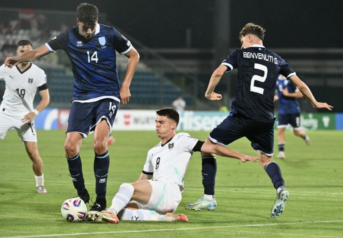 Austria's midfielder #06 Nicolas Seiwald (C) fights of the ball with San Marino's midfielder #14 Giacomo Valentini (L) and San Marino's defender #02 Giacomo Benvenuti during the FIFA World Cup 2026 Group H European qualification football match between San Marino and Austria at the Olympic Stadium in Serravalle, San Marino, on June 10, 2025.  Alberto PIZZOLI / AFP