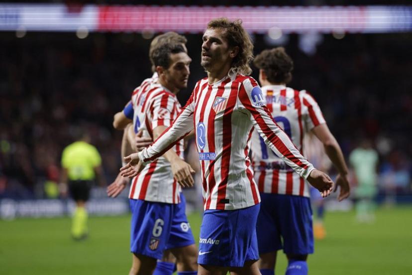 Atletico Madrid's French forward #07 Antoine Griezmann celebrates with teammates scoring his team's third goal during the Spanish league football match between Club Atletico de Madrid and Levante UD at Metropolitano Stadium in Madrid on November 8, 2025.  Oscar DEL POZO / AFP