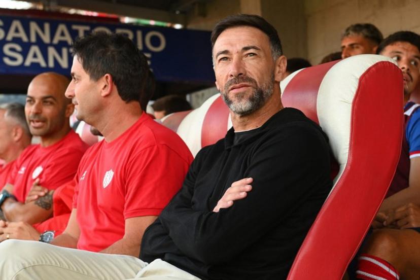 Union Santa Fe's head coach Kily Gonzalez looks on before the start of the Argentine Professional Football League Tournament 2024 'Cesar Luis Menotti' football match between Union Santa Fe and Velez Sarsfield at the 15 de Abril Stadium in Santa Fe, Argentina, on December 7, 2024.  Jose ALMEIDA / AFP