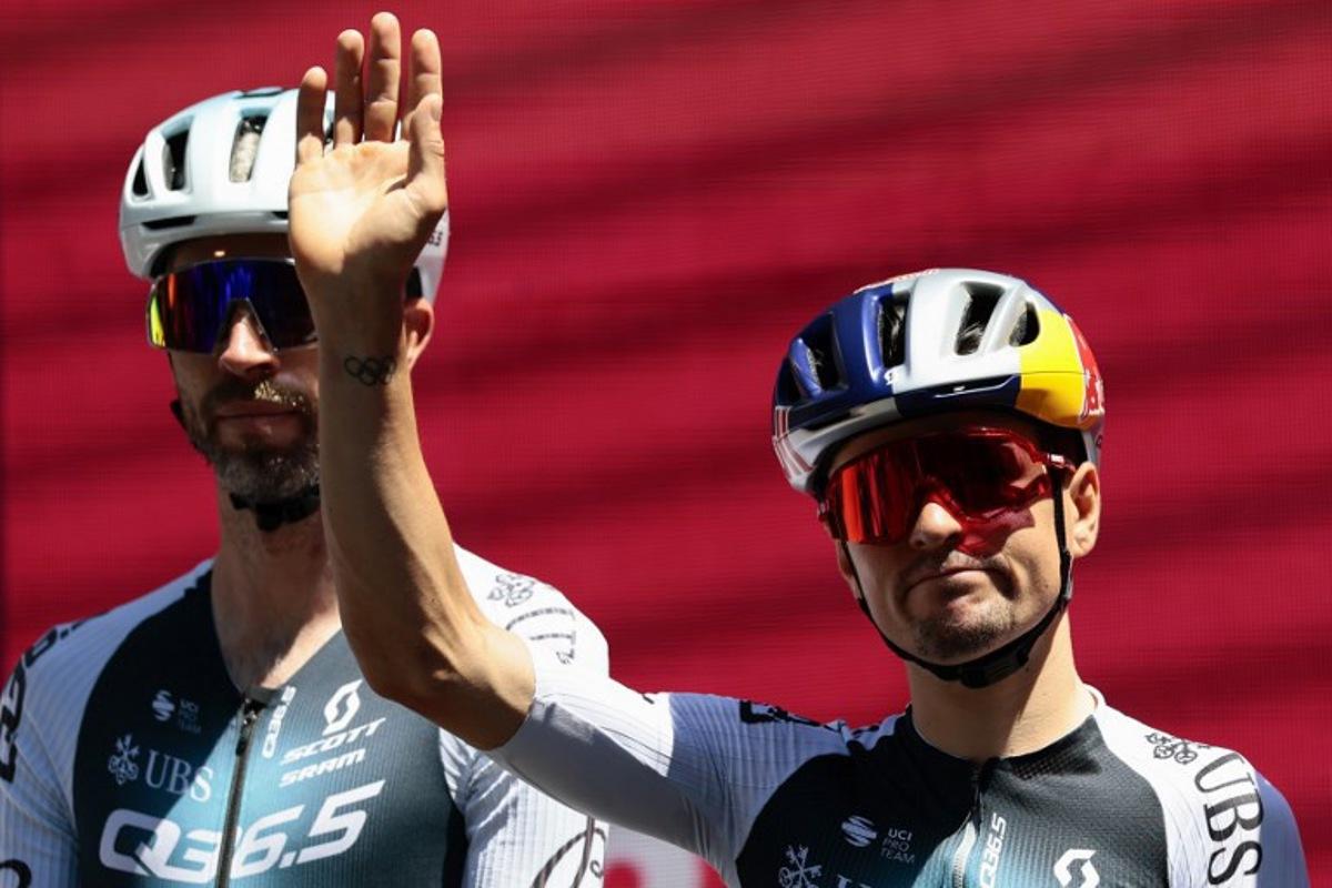 Q36.5 Pro Cycling team's British rider Thomas Pidcock (R) waves to the crowd as he arrives ahead of the 21st stage of the 108th Giro d'Italia cycling race of 143kms from Rome to Rome on June 1, 2025.  Luca Bettini / AFP