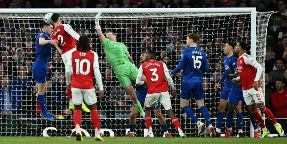 Everton's English defender #05 Michael Keane (L) defends a header by Arsenal's French defender #02 William Saliba during the English Premier League football match between Arsenal and Everton at the Emirates Stadium in London on March 14, 2026.   Ben STANSALL / AFP