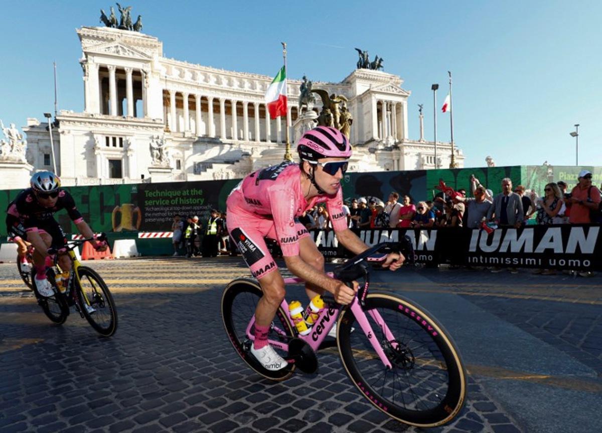 Team Visma-Lease a Bike's British rider Simon Yates wearing the pink jersey of overall leader (Maglia Rosa) rides past the Victor Emmanuel II Monument during the 21st and last stage of the 108th Giro d'Italia cycling race of 143kms from Rome to Rome on June 1, 2025.  Luca Bettini / AFP