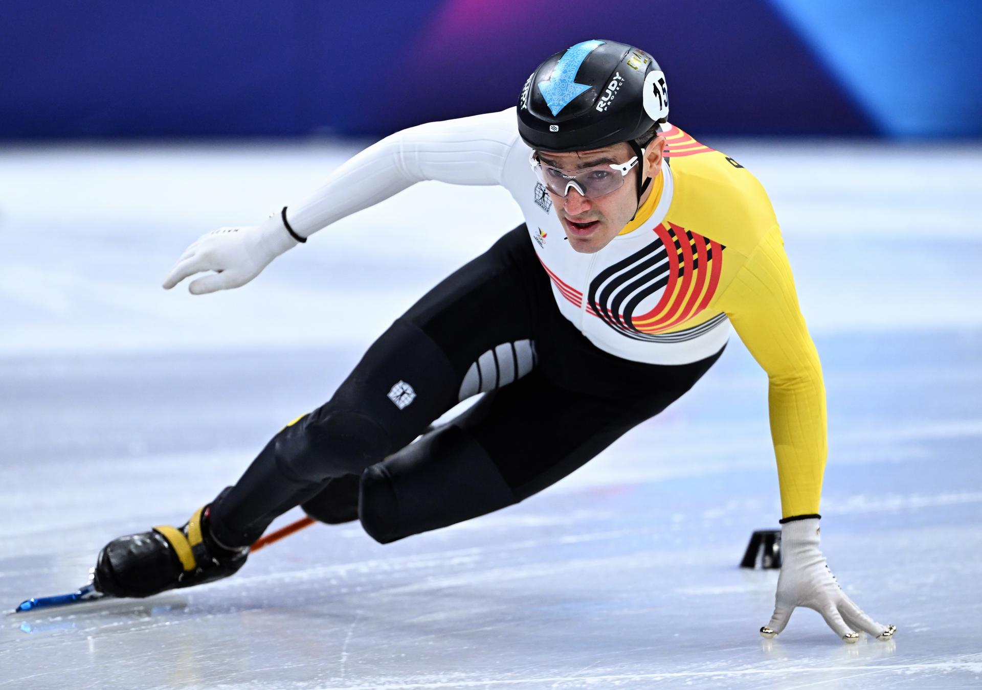 Belgian shorttrack skater Stijn Desmet pictured in action during the heat of the men's 500m Short Track Speed Skating, at the Milano Cortina 2026 Olympic Winter Games, on Monday 16 February 2026 in Milan, Italy. The XXV Winter Olympics take place from 6 to 22 February 2026 in Italy. BELGA PHOTO JASPER JACOBS