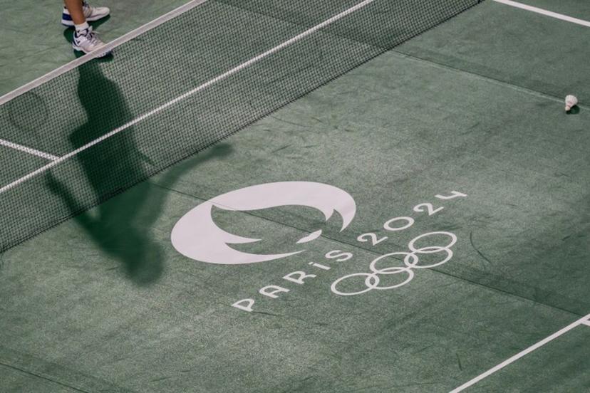 Germany's Yvonne Li plays a shot against China's Chen Yu Fei in the women's singles badminton group stage match during the Paris 2024 Olympic Games at Porte de la Chapelle in Paris on July 28, 2024.   JEFF PACHOUD / AFP