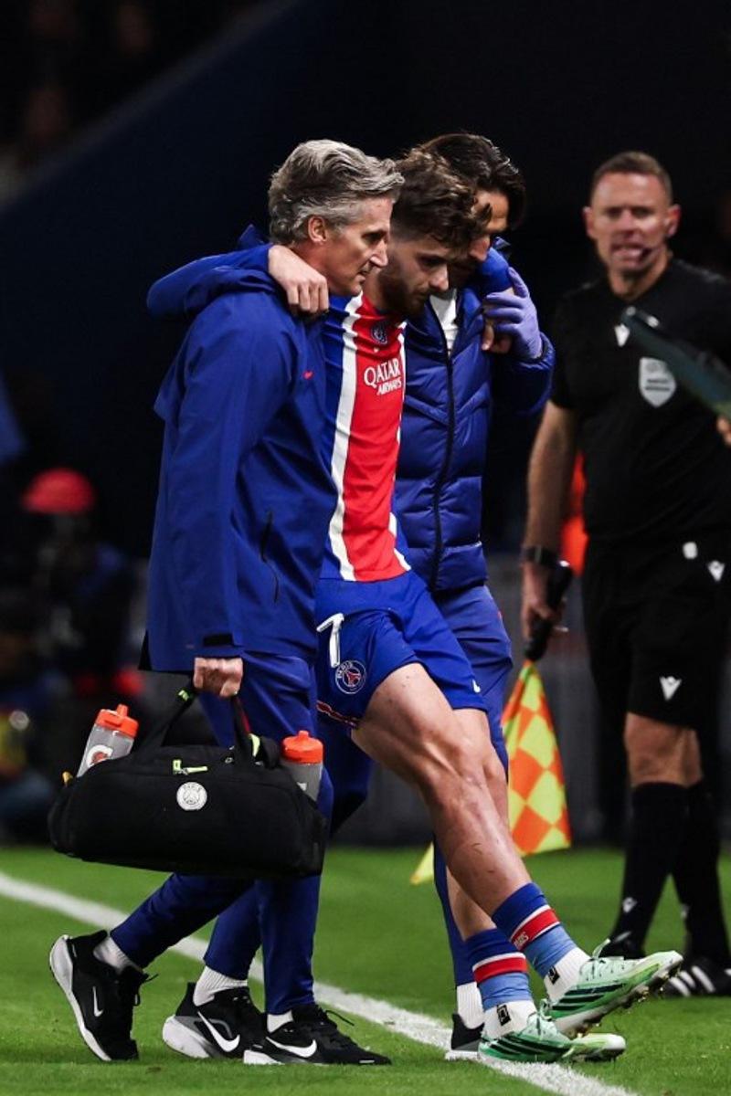 PSG's Georgian forward #07 Khvicha Kvaratskhelia leaves the pitch after sustaining an injury during the UEFA Champions League first round day 3 football match between Paris Saint Germain (PSG) and FC Barcelona at the Parc de Princes stadium in Paris on October 20, 2026.  FRANCK FIFE / AFP