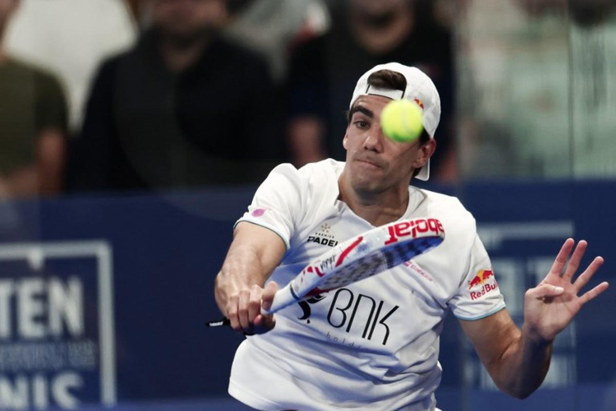 Spain's Juan Lebron plays with Argentina's Franco Stupaczuk (not seen) against Spain's Arthuro Coello and Argentina's Augustin Tapia during the men's semi-final match of the Paris Major Premier Padel tournament on Court Philippe-Chatrier at the Roland-Garros Complex in Paris on September 13, 2025.  Thibaud MORITZ / AFP
